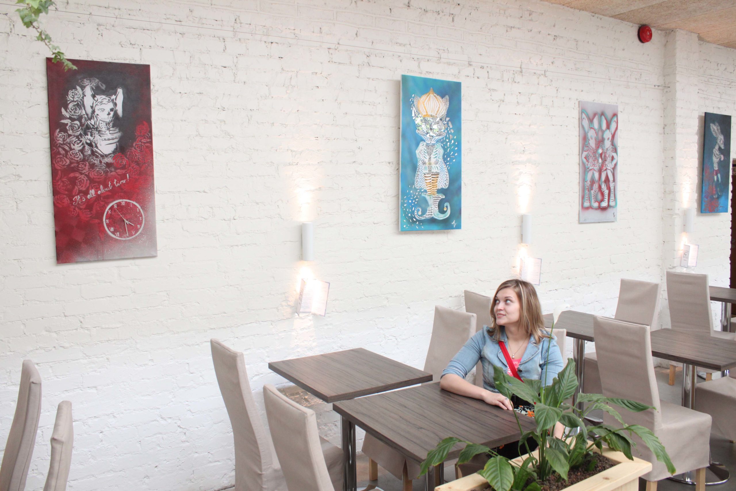 Isikunäitus "Minu Wonderland" kohvikus Fe Alisa vasina ja maalid