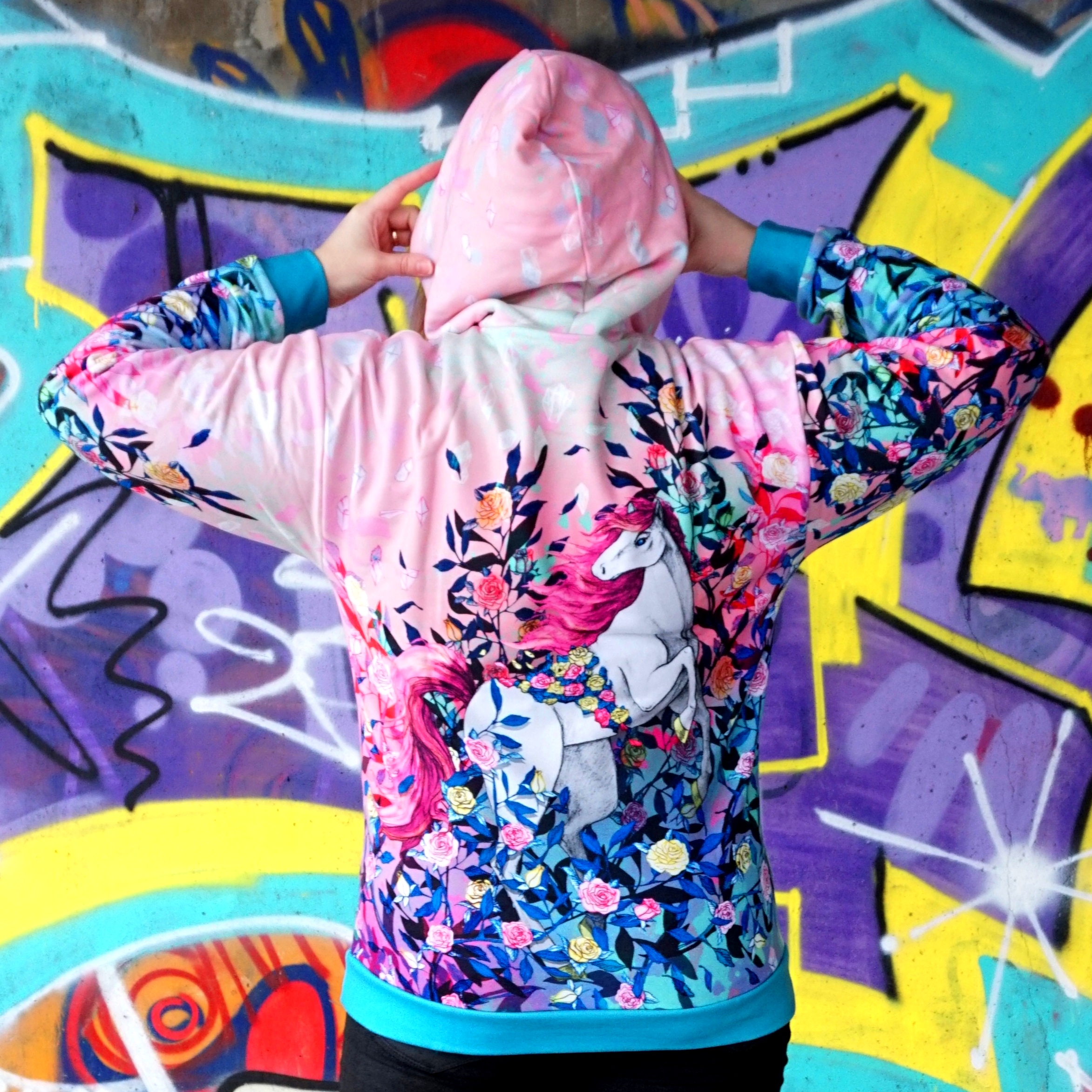 Kapuutsiga pusa hobune